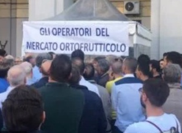 Mercato di Aversa, niente riapertura: scoppia la protesta