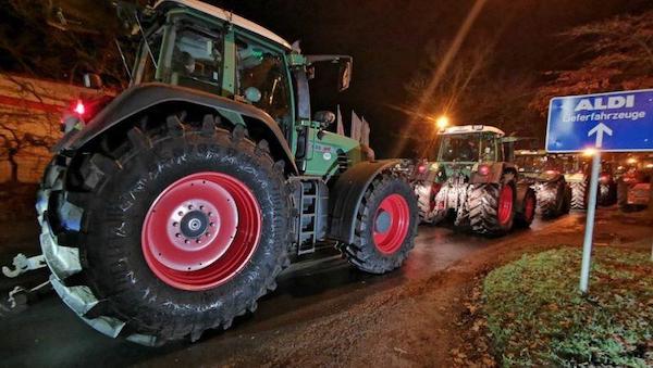 Germania, i produttori assediano i discounter in trattore