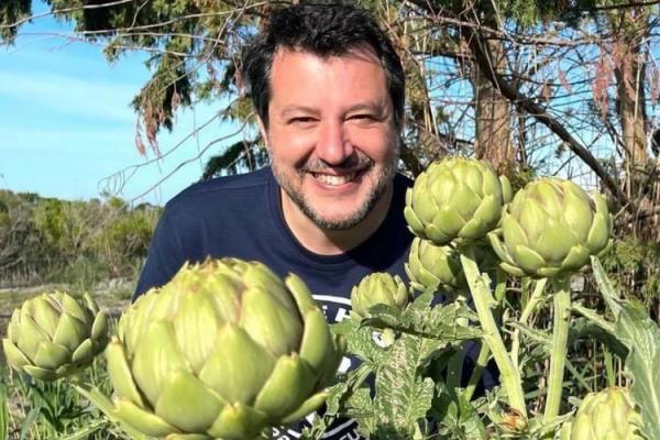 Salvini beato tra i carciofi