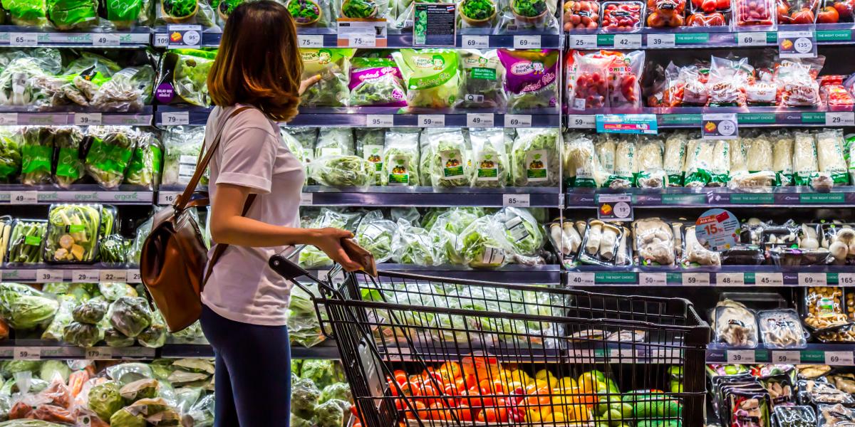 Immagini Stock - Imballato Nel Carrello Frutta Verdura Acquistata Al  Supermercato. Image 197766327