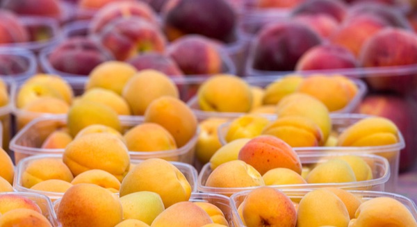 Frutta estiva, sfilza di segni meno tra i prezzi 